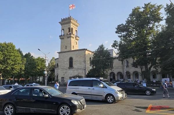 «Лифчик сняла, а он всё». Туристки жалуются на неудачные романы в Грузии